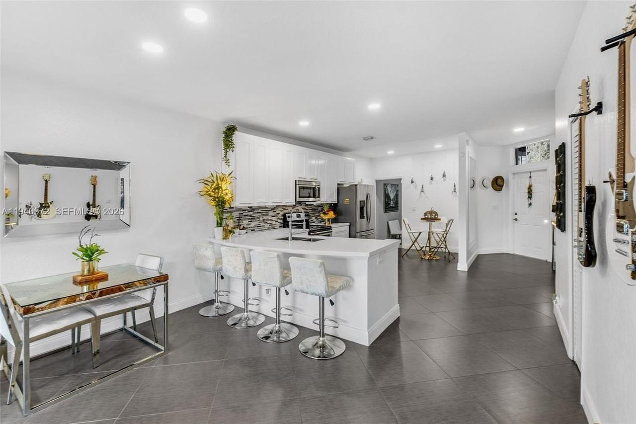 1217 Sw 48th Ter - Photo 6 of 47