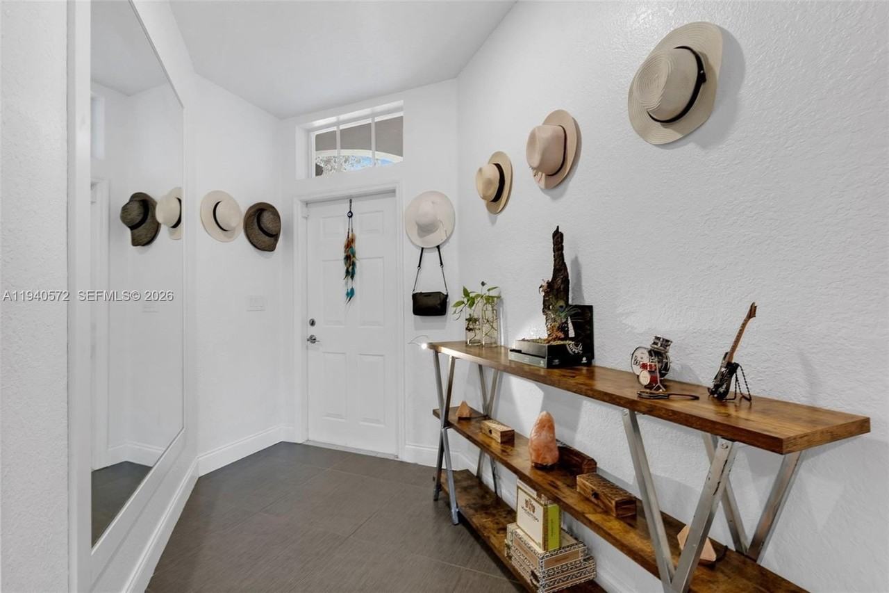 1217 Sw 48th Ter - Photo 7 of 47