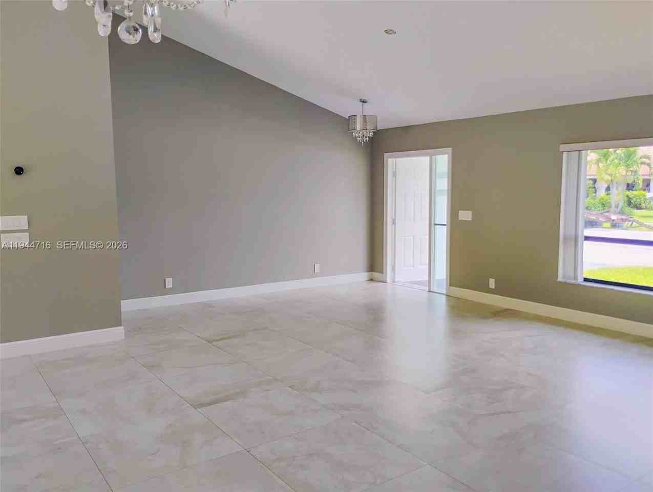 9654 Sun Pointe Dr - Photo 4 of 50