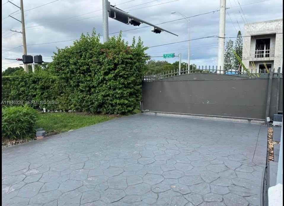 2400 Sw 62nd Ave - Photo 3 of 16