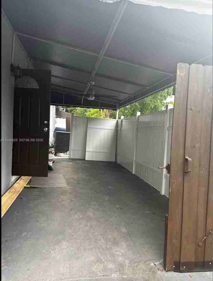 2400 Sw 62nd Ave - Photo 7 of 16