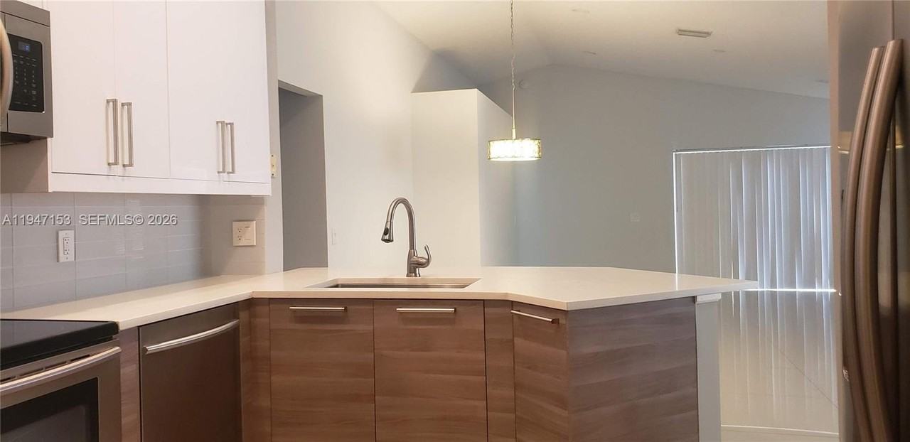 1628 Salerno Cir - Photo 4 of 32