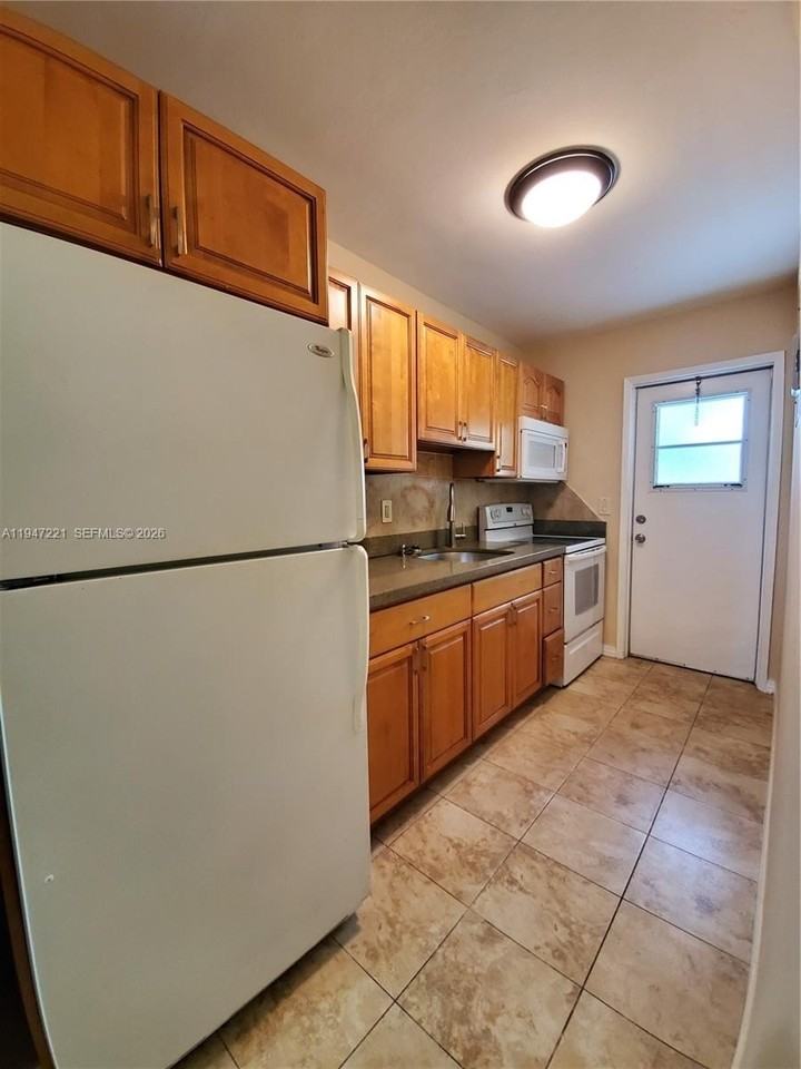 1026 Ne 9th Ave #2 - Photo 3 of 15