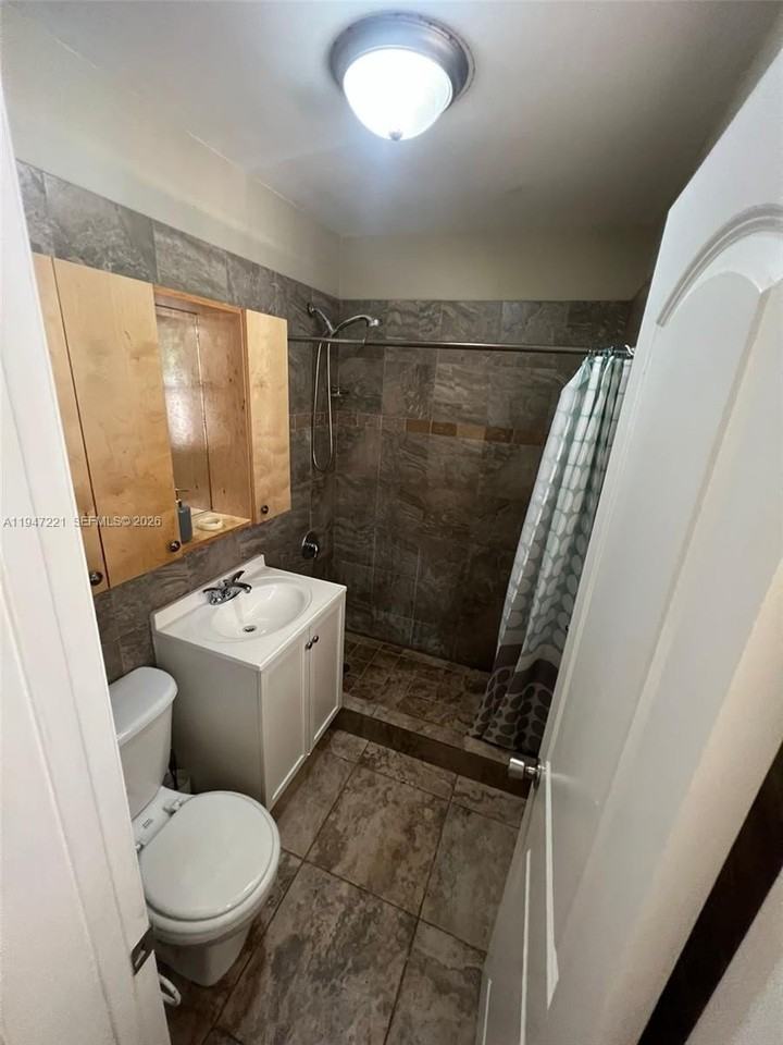 1026 Ne 9th Ave #2 - Photo 6 of 12