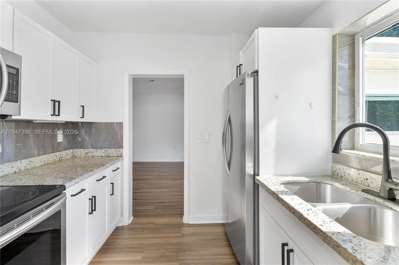 2350 Sw 26th St - Photo 4 of 50