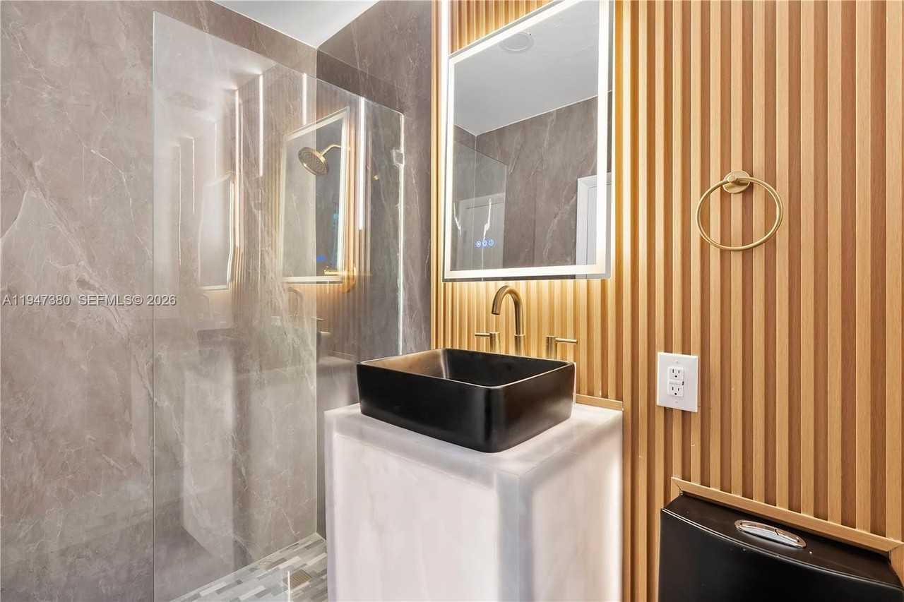 2350 Sw 26th St - Photo 7 of 50