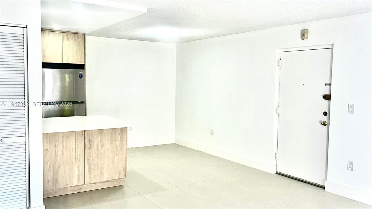 10810 N Kendall Dr #Q5 - Photo 5 of 15