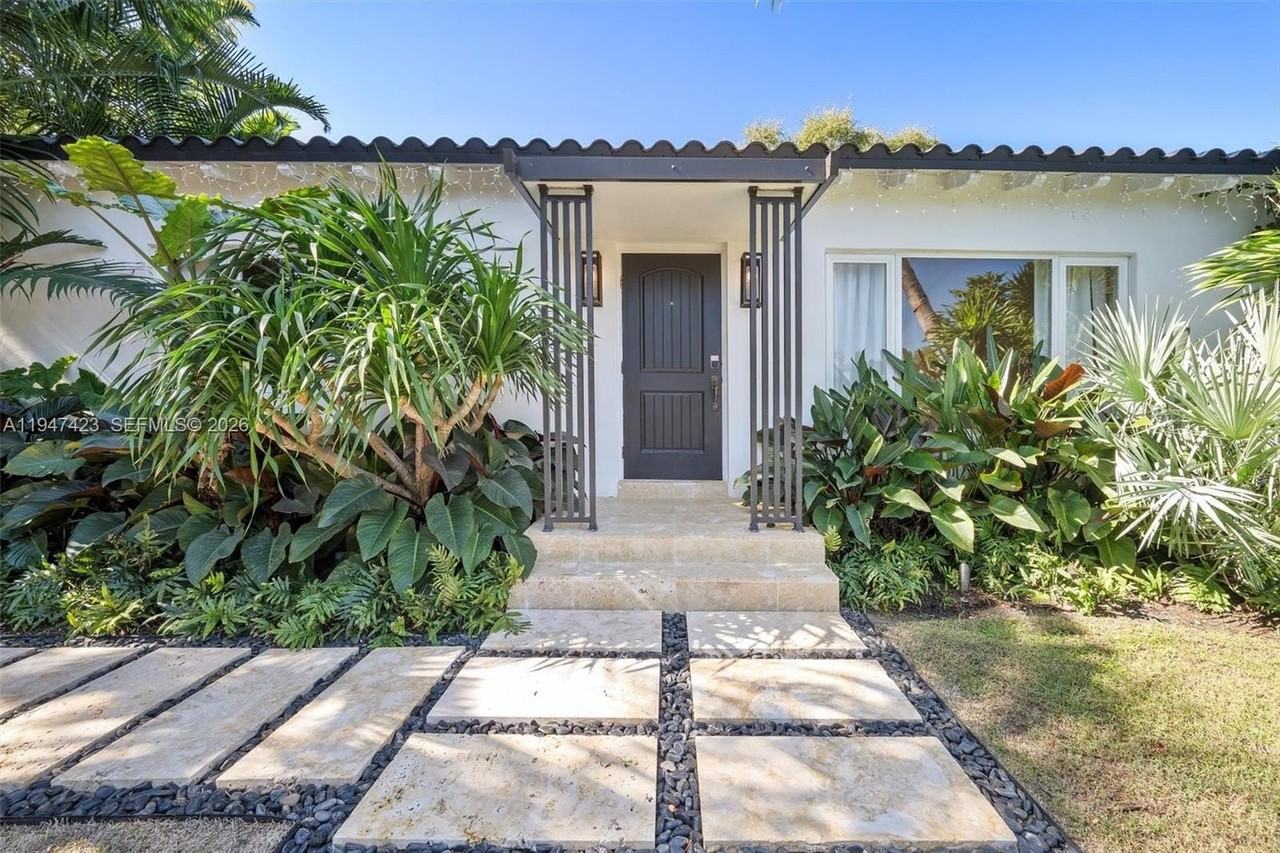 11270 Ne 9th Ave - Photo 2 of 20