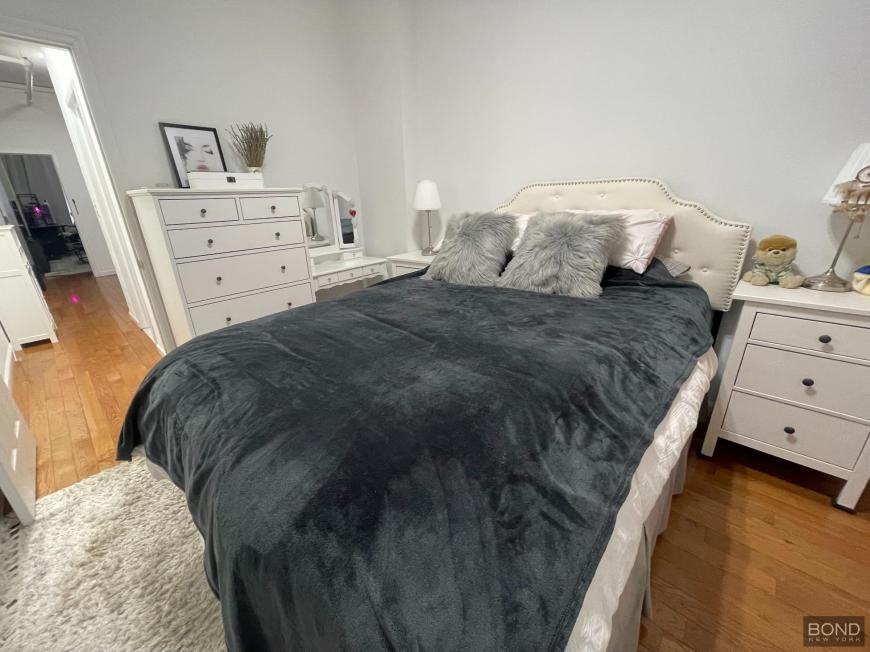 360 W 53rd St - Photo 3 of 4