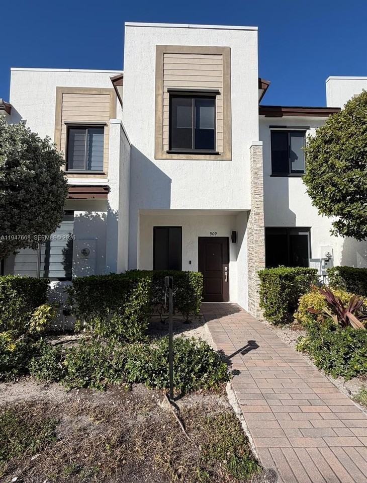 909 Ne 211th St #909 - Photo 2 of 50