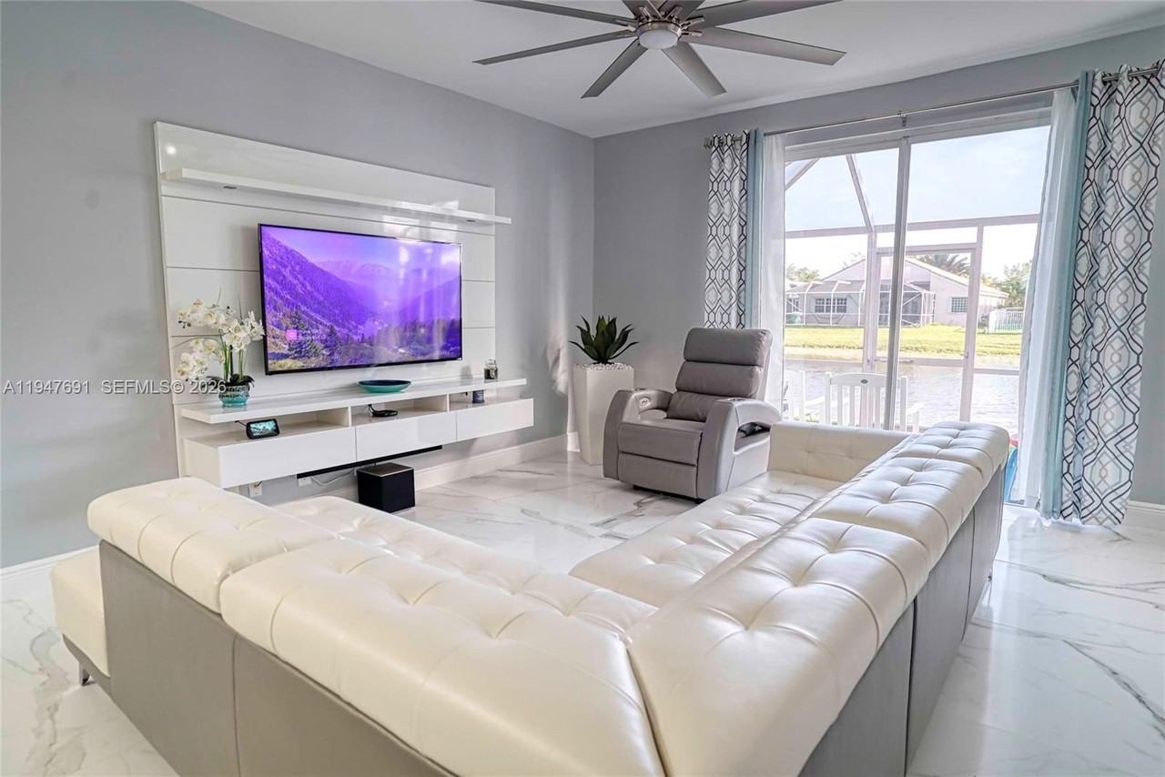 1261 Presidio Dr #5-42 - Photo 2 of 42