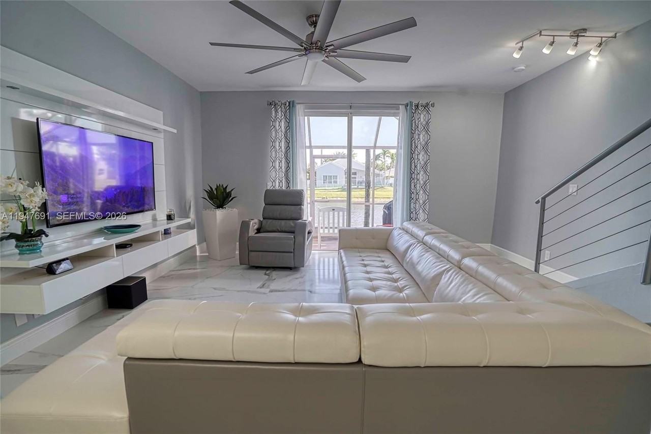 1261 Presidio Dr #5-42 - Photo 3 of 42