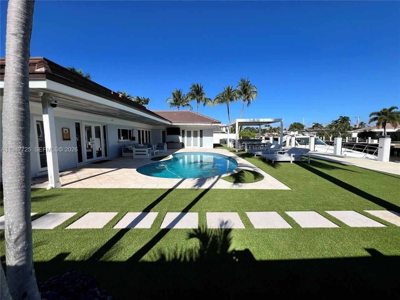 5510 Bayview Dr - Photo 4 of 50