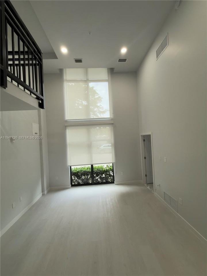 18300 Sw 98th Ave #102 - Photo 5 of 22