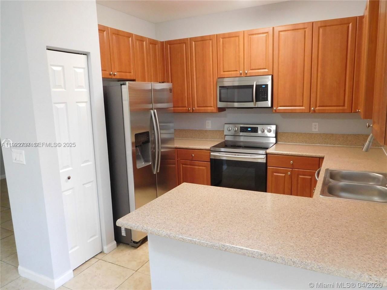 650 Ne 22nd Ter - Photo 3 of 8