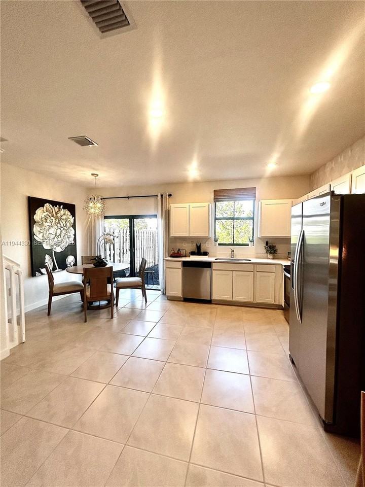 453 Nw 5th Ave - Photo 5 of 8