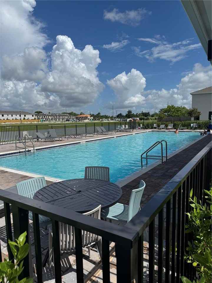 466 Nw 5th Ave - Photo 2 of 8