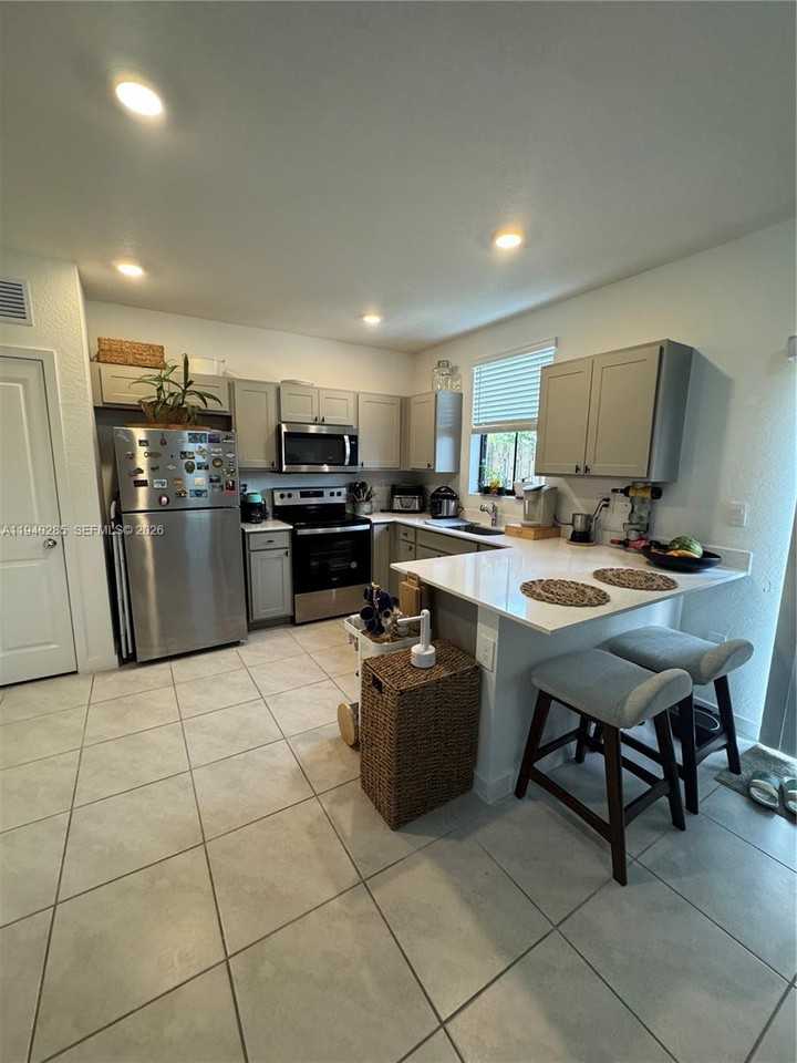 466 Nw 5th Ave - Photo 5 of 8