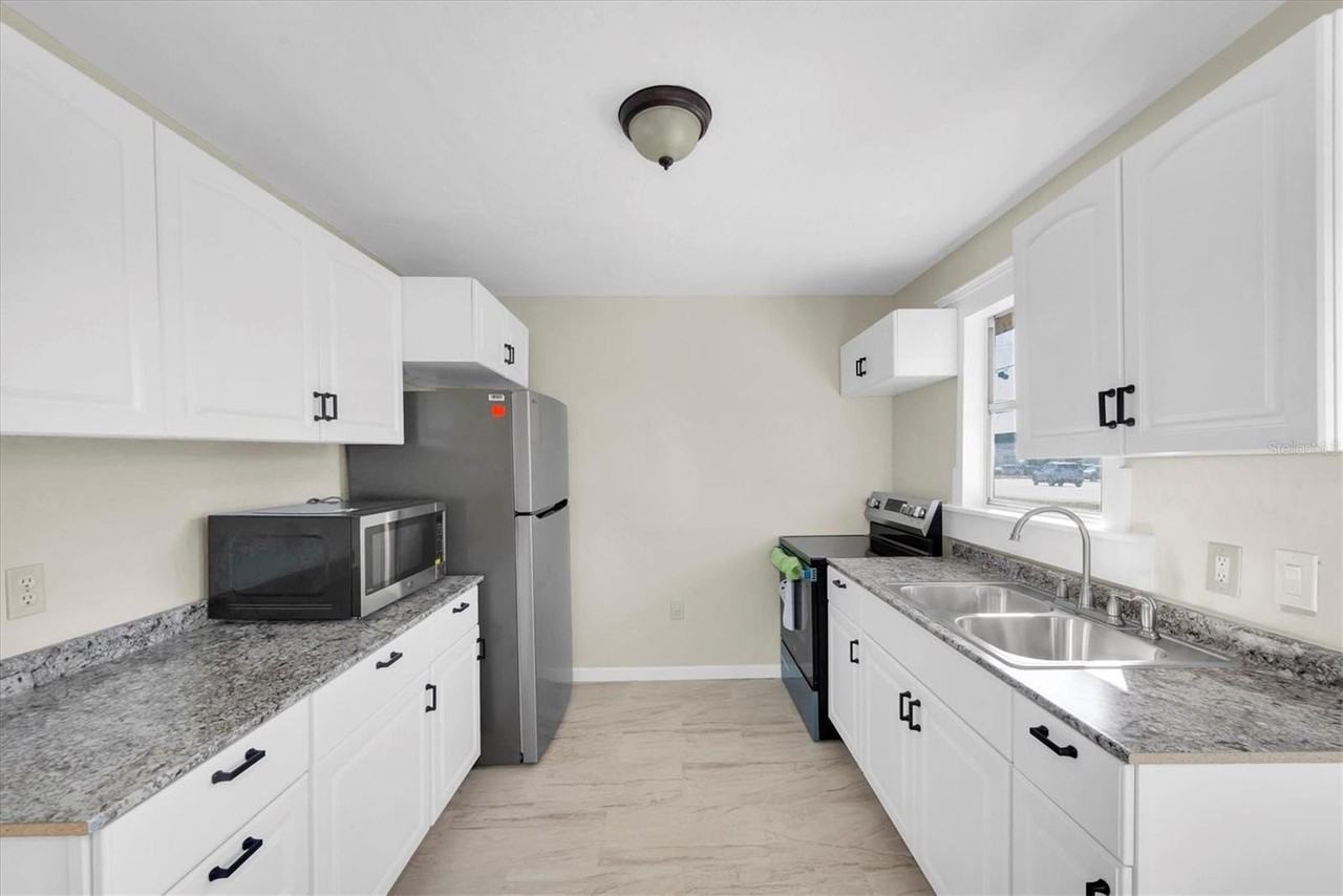 1607 18th St E - Photo 3 of 24