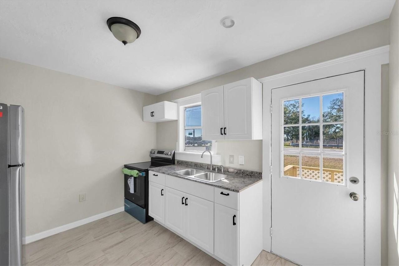 1607 18th St E - Photo 4 of 24