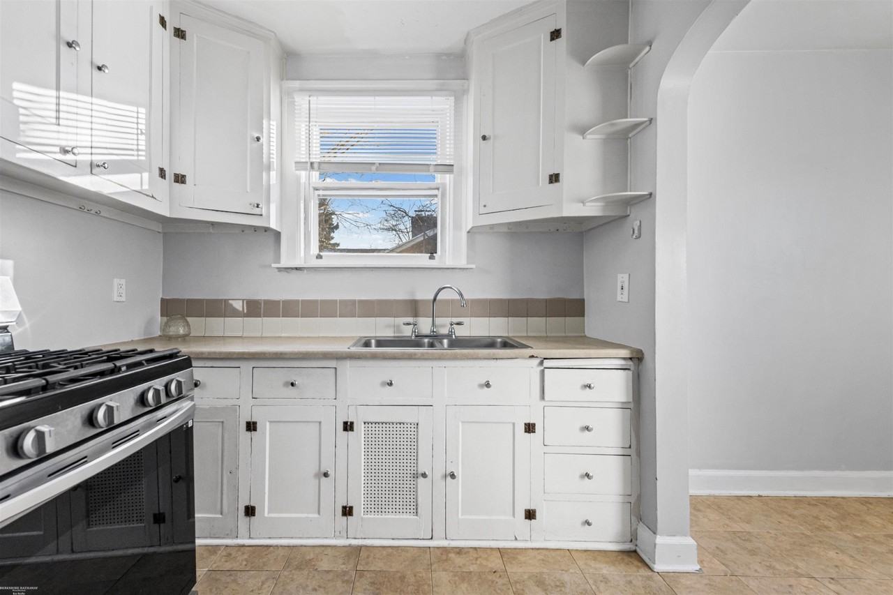 24619 Little Mack Ave - Photo 6 of 31