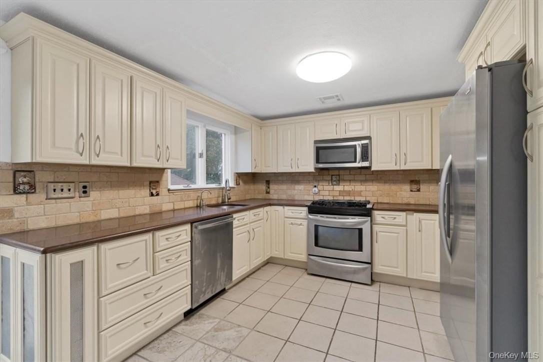 1467 Goshen Tpke - Photo 4 of 22