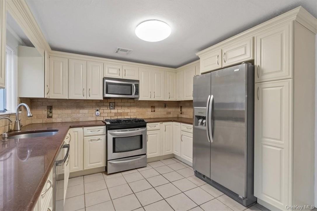 1467 Goshen Tpke - Photo 5 of 22