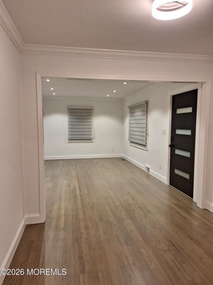 373 Pine St - Photo 4 of 14