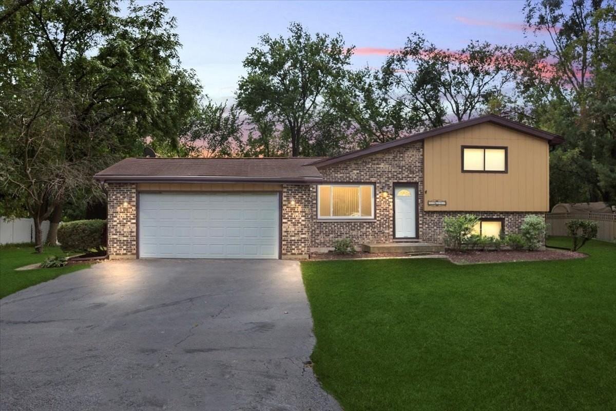 33W067 Bonnie St - Photo 2 of 18