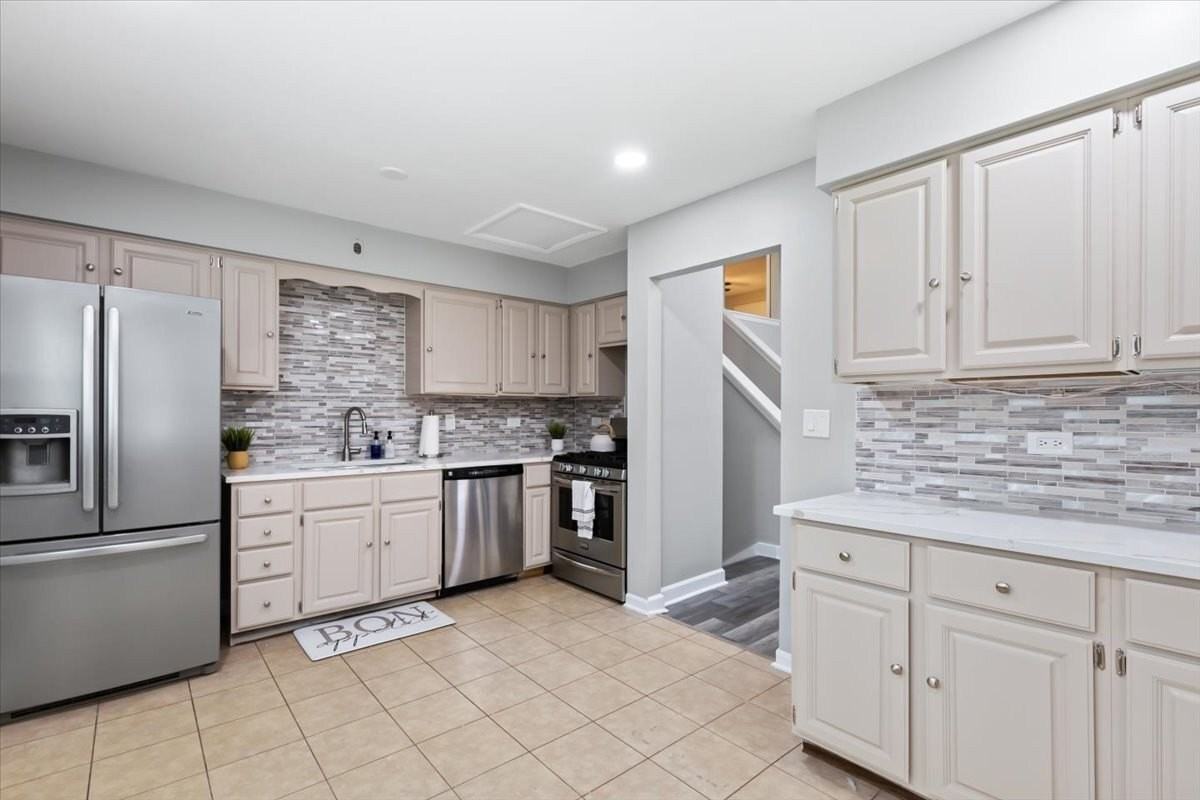 33W067 Bonnie St - Photo 5 of 18