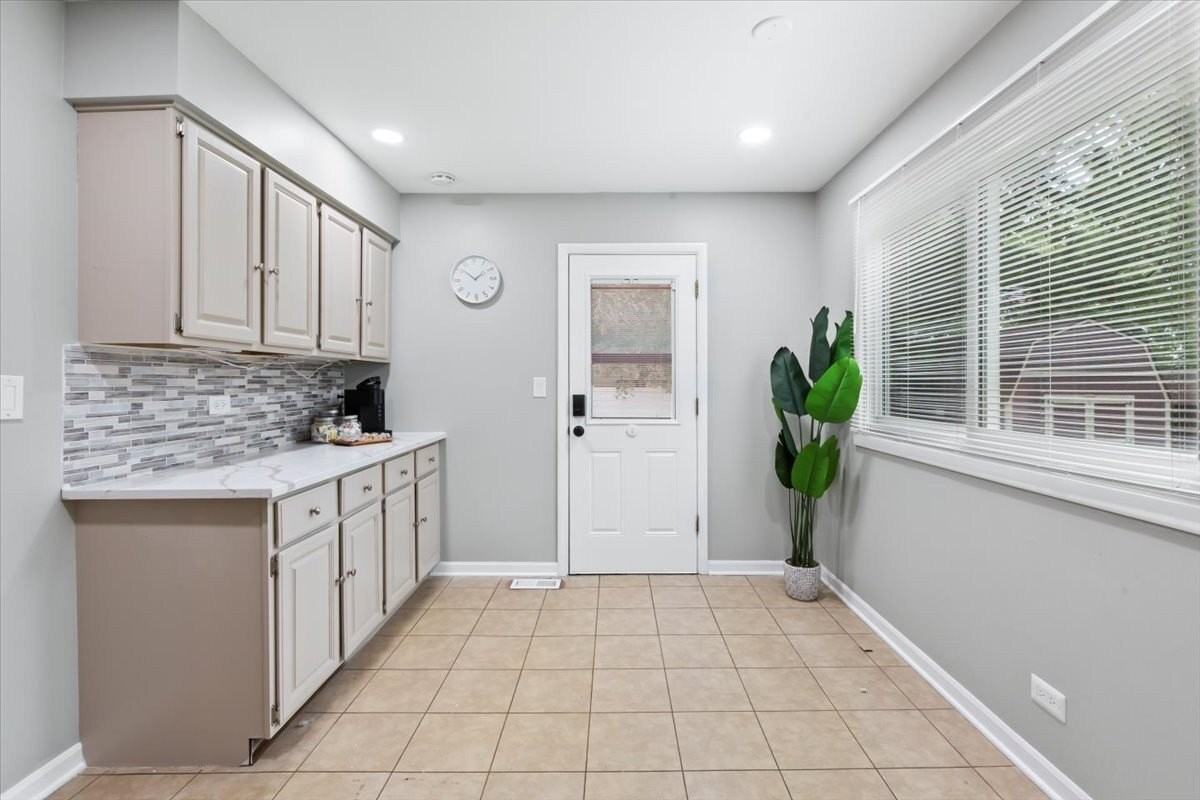 33W067 Bonnie St - Photo 6 of 18