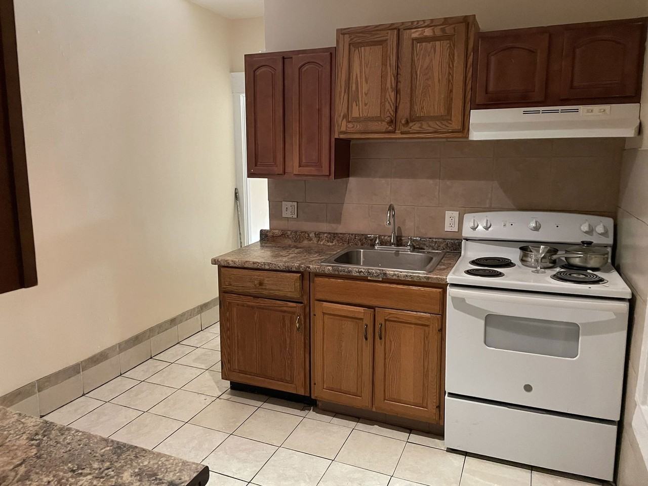 1110 W Allen St #1 - Photo 6 of 8