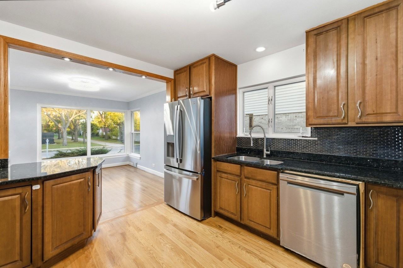 4656 N Narragansett Ave - Photo 5 of 41