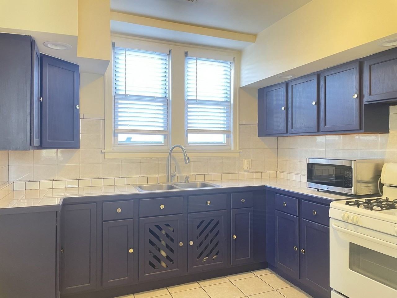 6214 S Kilpatrick Ave Apt 2 #2 - Photo 4 of 8