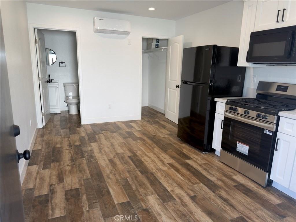 523 1/2 W 78th St - Photo 4 of 10