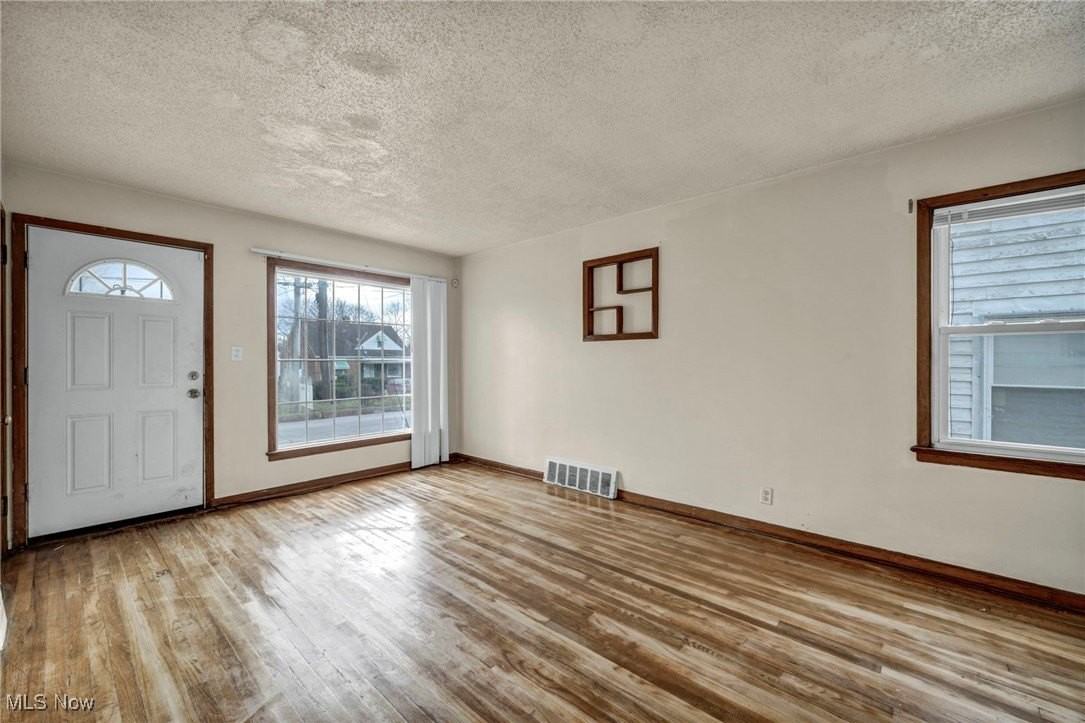 10213 Dove Ave - Photo 3 of 38