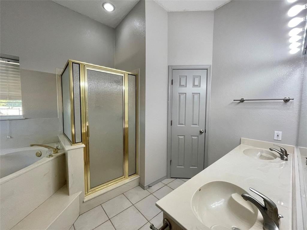 8701 Bellechase Rd - Photo 6 of 15