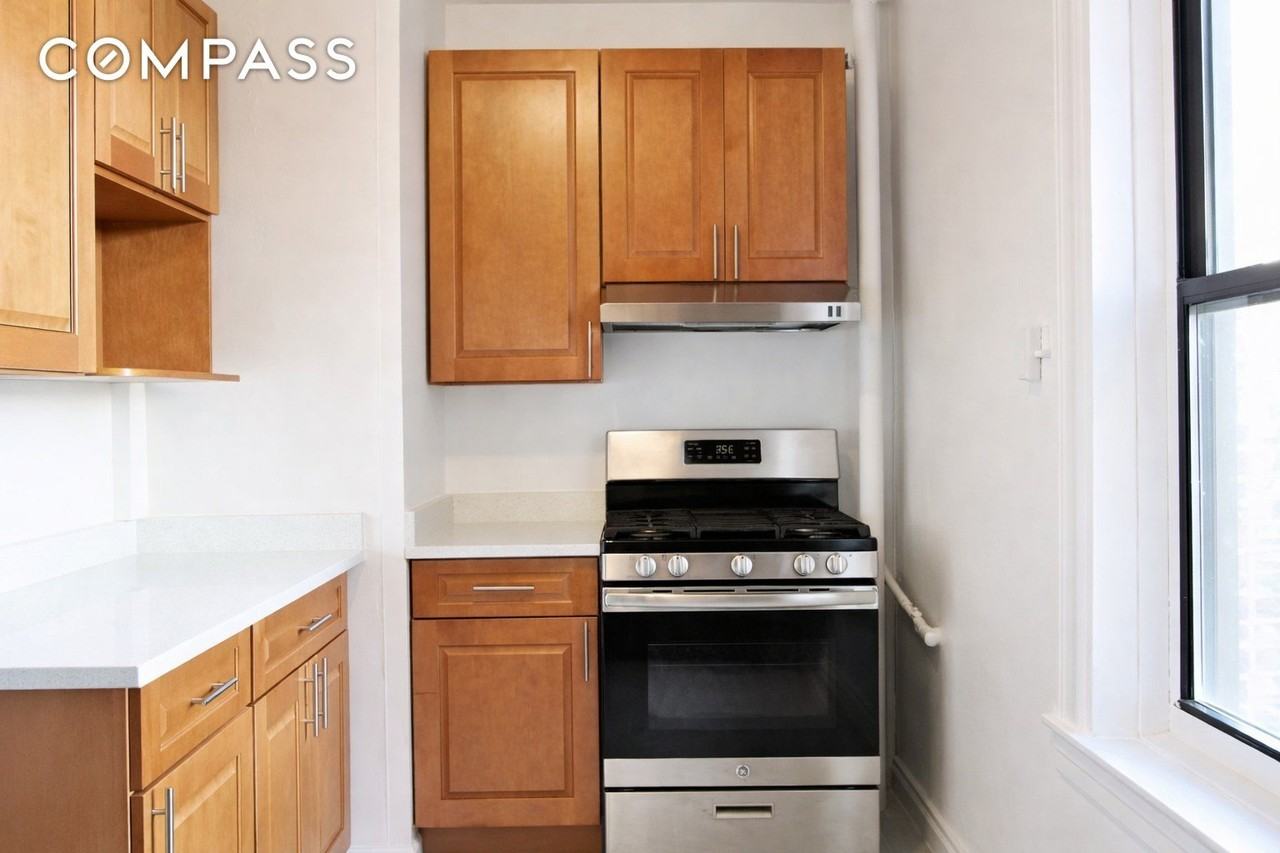 2823 42nd St #D5 - Photo 2 of 10