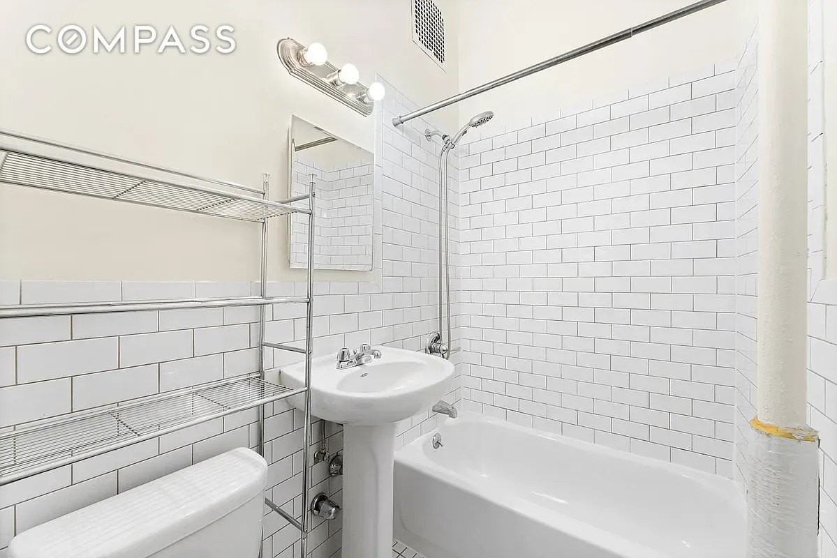 445 W 48th St #1C - Photo 4 of 5