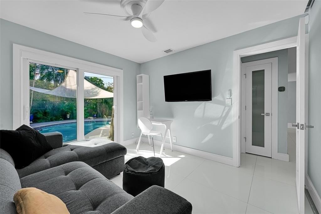 640 Nw 30th St - Photo 4 of 25