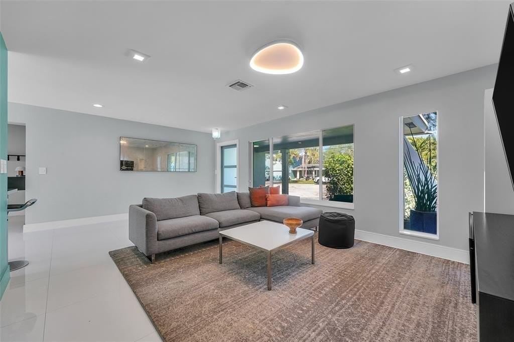 640 Nw 30th St - Photo 7 of 25