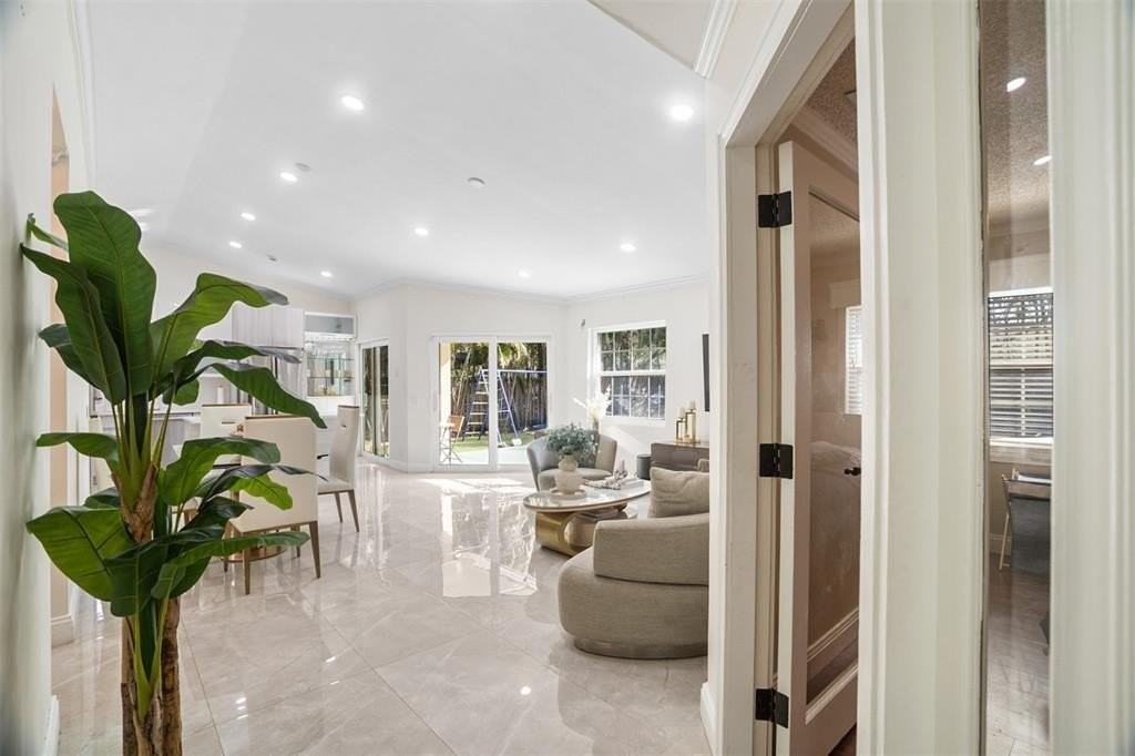 1427 Seagrape Cir - Photo 4 of 46