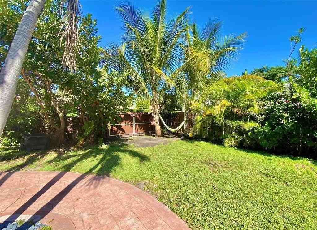 949 Van Buren St - Photo 5 of 41