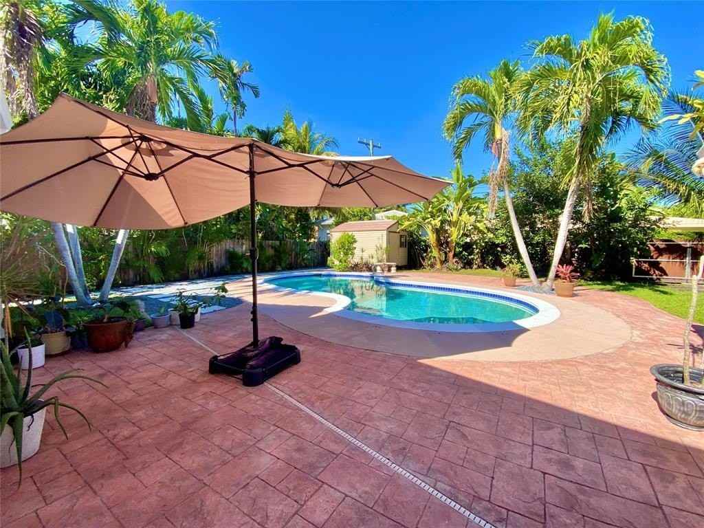 949 Van Buren St - Photo 7 of 41