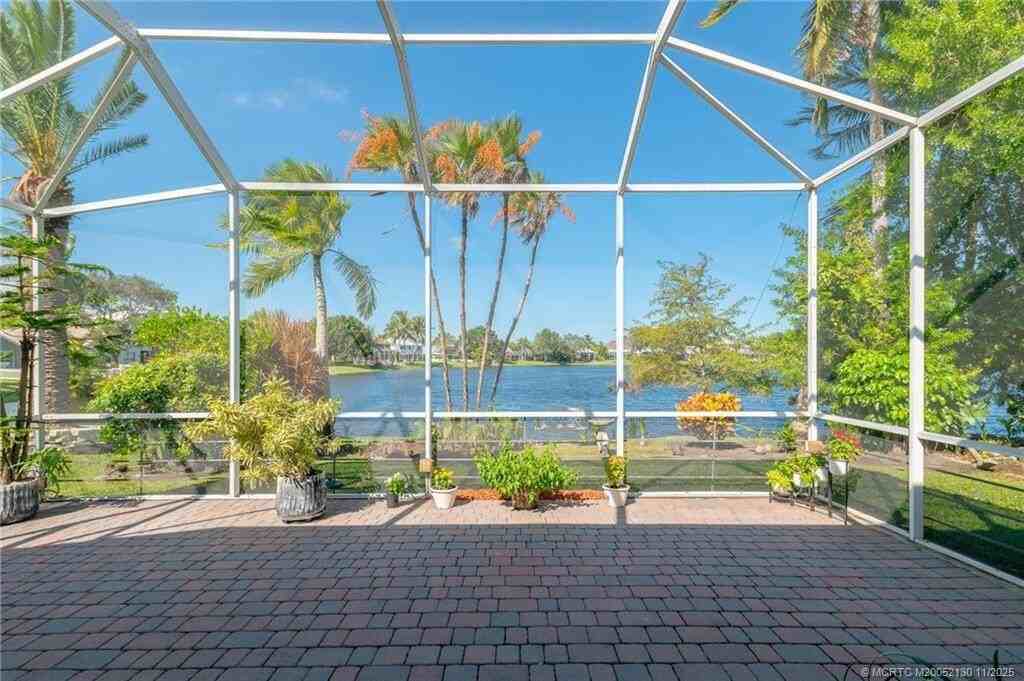 895 Nw Sassafras Ter - Photo 2 of 8