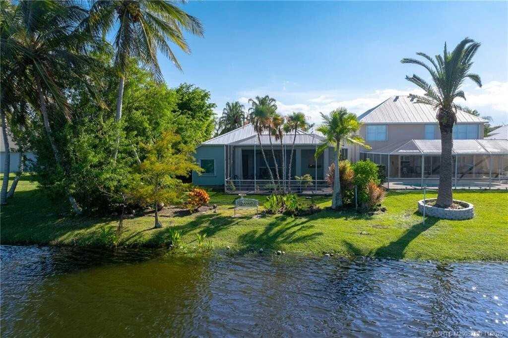 895 Nw Sassafras Ter - Photo 3 of 8