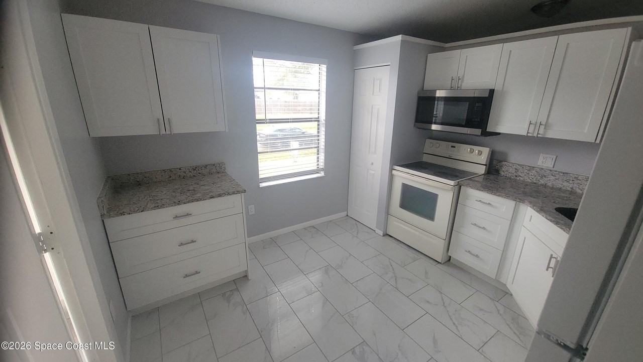 737 Geoffrey Ave Sw - Photo 7 of 13