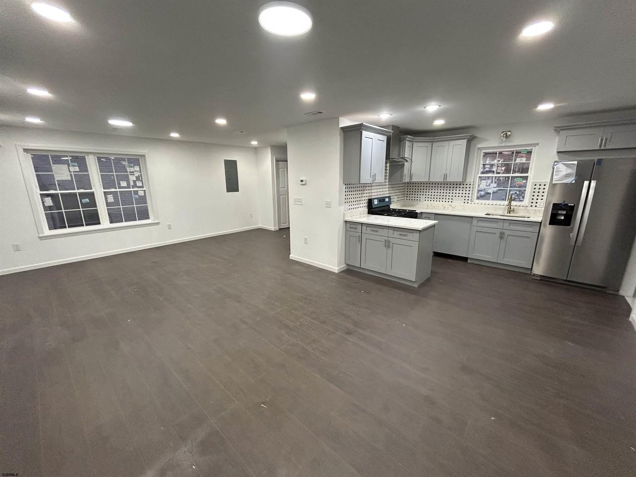 2821 Arctic Ave - Photo 3 of 10