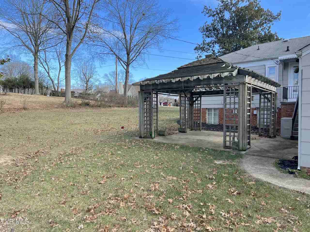 1613 Belmeade Dr - Photo 4 of 14