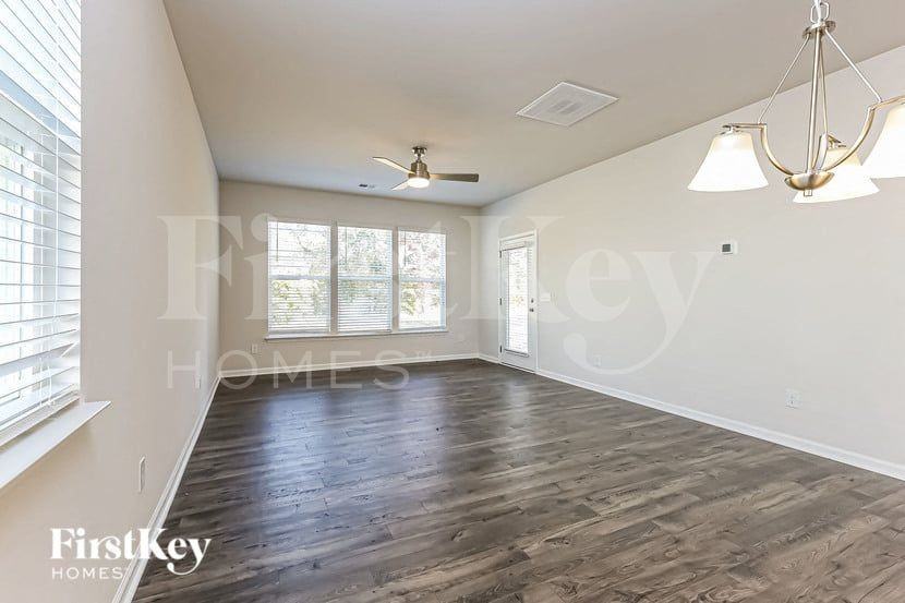 538 Hillpark Ln - Photo 3 of 15